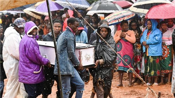 Schock und Verzweiflung in Malawi nach Zyklon „Freddy“ In Blantyre in Malawi wird ein Opfer des Zylkons beerdigt.