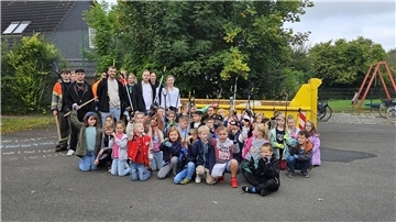 Bild von Kindern der Grundschule Blexen beim Müllsammeln