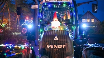 Ein Traktor steht in Bokel - bereit für eine Lichterfahrt.