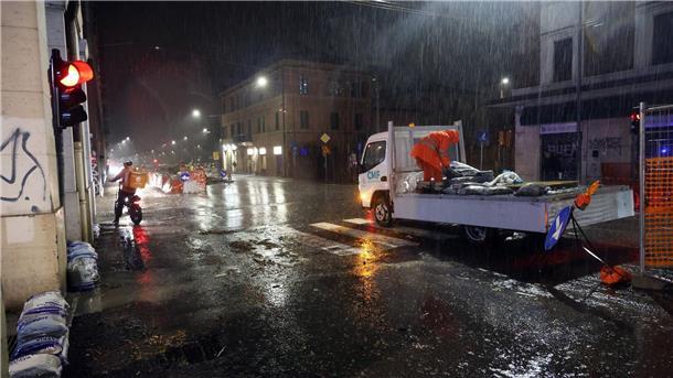 In Bologna musste wegen der heftigen Regenfälle das Serie-A-Spiel gegen Milan abgesagt werden.