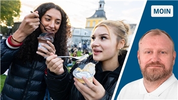In Bonn essen Diana von Böselager (l) und Ella Parey Pudding mit der Gabel. Am Sonnabendnachmittag startet eine ähnliche Aktion in Cuxhaven.