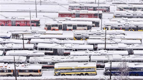 Hoher Schnee und Sturm legen Teile des Balkans lahm In Bosnien-Herzegowina und in Kroatien behindern Sturm und Schnee den Verkehr. Viele Fernstraßenabschnitte sind für den Verkehr gesperrt.