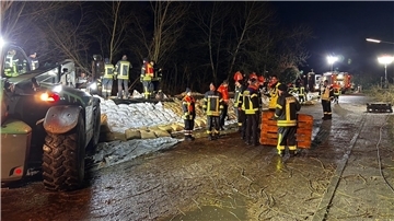 In Brauel verstärkten Einsatzkräfte der Feuerwehr einen Deich. Die Oste drohte im Bereich Am Brink/Osterhornweg die Straße zu überfluten.