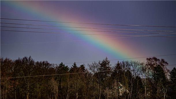 Frühlingsstart mit frühlingshaften Temperaturen In Braunschweig zeigt sich ein Regenbogen am Himmel.