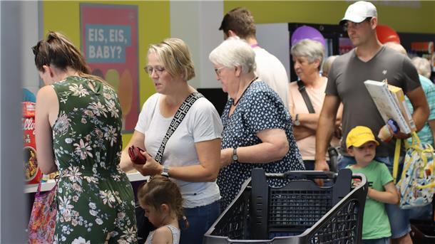 In Breddorf gibt es seit Donnerstag einen Tante-Enso-Minisupermarkt. Viele Menschen nutzen den Eröffnungstag, um sich im neuen Tante Enso umzuschauen und um dort einzukaufen.