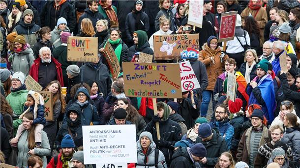 Protestwelle hält an: Hunderttausende bei Demos gegen rechts In Bremen demonstrierten laut Polizei zeitweise etwa 16.500 Menschen.
