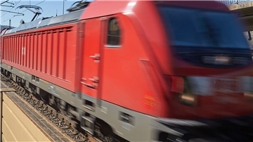 In Bremen wurde ein Bahnmitarbeiter von einem Güterzug erfasst.
