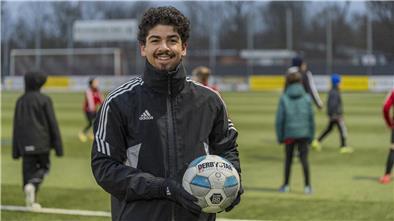In Bremerhaven, auf der Anlage des ESC Geestemünde, vermittelt Cem Kahvecioglu als Trainer Taktik und Teamgeist.