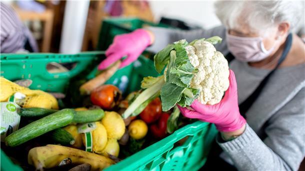 Ehrenamtliche Mitarbeiter der Tafel bereiten die Ausgabe von Obst und Gemüse vor. 