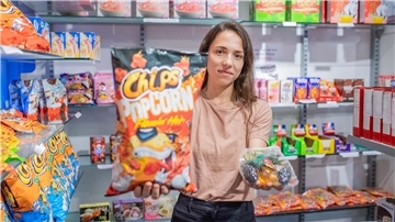In Bremerhaven gibt es Naschereien zu kaufen, die den Gaumen herausfordern. Testerin Leoni mit scharfem Popcorn und flüssigen Früchten. 