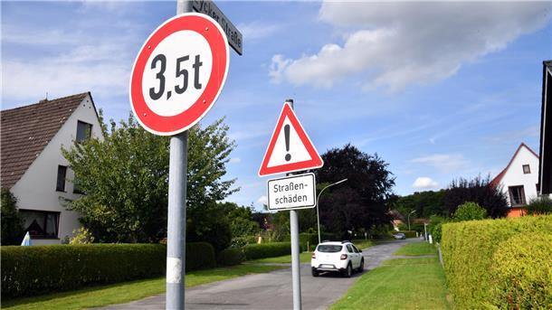 Straßenschilder an einer Wohnstraße.