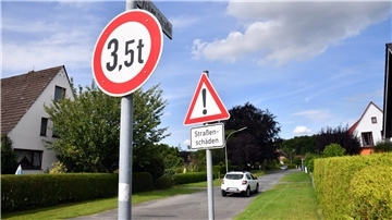Straßenschilder an einer Wohnstraße.