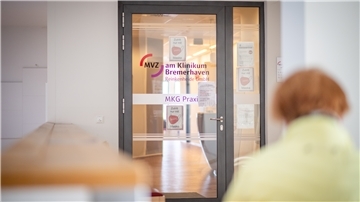 Eine Patientin ist auf dem Weg in die Mund-Kiefer-Gesichtschirurgie-Praxis im Ärztehaus am Klinikum Reinkenheide.