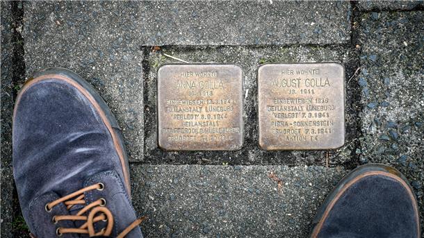 Sie erhielt schon einen Brief der Queen - und hilft jetzt Langener Schülern In Bremerhaven gibt es sie schon: Stolpersteine zum Gedenken an Opfer des Nationalsozialismus an der Spadener Straße. Foto Scheschonka