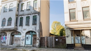 Absperrungen vor maroden Gebäuden. 