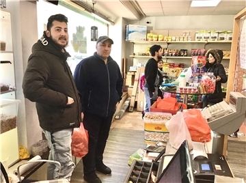 Im syrischen Lebensmittelladen in Bremerhaven-Lehe ist die Erdbebenkatastrophe das alles beherrschende Thema.