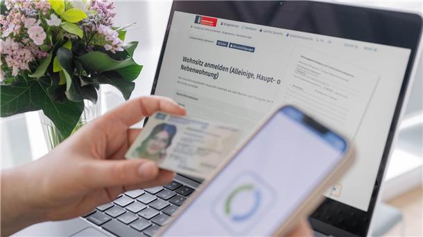 In Bremerhaven muss man jetzt nicht mehr ins Bürgerbüro, um seinen Wohnsitz anzumelden. Die Stadt bietet ab sofort einen Online-Service an.