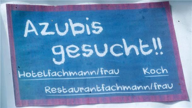 Ein Schild mit der Aufschrift: "Azubis gesucht". 