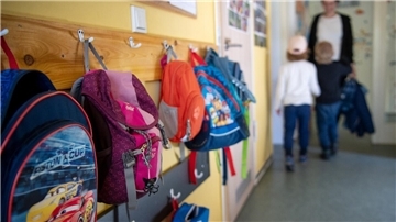 In Bremerhaven sind zum Beginn des neuen Kita-Jahres an den städtischen Kindergärten noch 42 Plätze für Kinder zwischen 3 und 6 Jahren nicht besetzt und 27 Krippenplätze für unter Dreijährige sind ebenso noch frei.