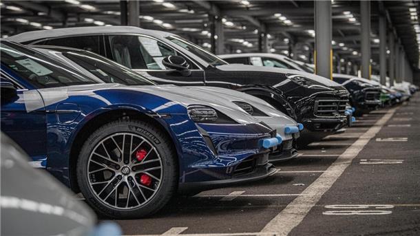 Autoumschlag: BLG erwartet Verlagerungen von Bremerhaven nach Venedig Porsche in Lagerhalle.