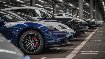 Porsche in Lagerhalle.