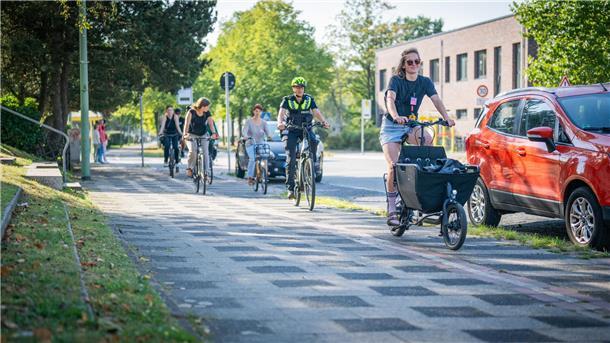 Mehrere Fahrradfahrer fahren einen Fahrradweg entlang. Bremerhaven bietet auch in diesem Jahr wieder die Aktion Stadtradeln an. 