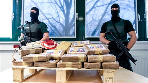 Männer mit Waffen, Drogen