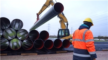 In Brunsbüttel lagern die Rohre, mit denen das LNG-Terminal an das Gasleitungsnetz angeschlossen werden soll. Eine weitere Gasleitung soll vom LNG-Terminal Bützfleth quer durch den Landkreis Rotenburg nach Achim verlegt werden. Die Planungen dafür haben begonnen.