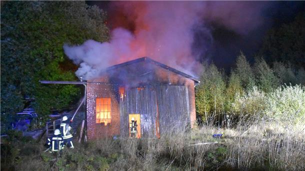 In Burgsittensen brannte am späten Sonnabend eine Lagerhalle auf dem Gelände der ehemaligen Torfverladestelle.