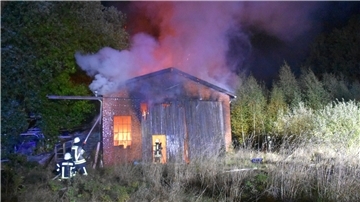 In Burgsittensen brannte am späten Sonnabend eine Lagerhalle auf dem Gelände der ehemaligen Torfverladestelle.