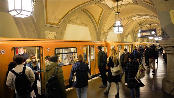 Menschen steigen in Berlin an der U-Bahnstation "Heidelberger Platz" in die U3.