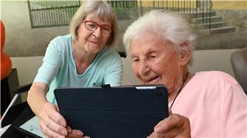 In Corona-Zeiten mit Besuchsverbot können Tablets den Bewohnern von Alten- und Pflegeeinrichtungen helfen, Kontakt zu halten. 