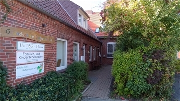 In dem Anbau am östlichen Ende der Grundschule in Burhave sind derzeit noch die TSG Burhave, das Familien- und Kinderservicebüro und die Gleichstellungsbeauftragte untergebracht.