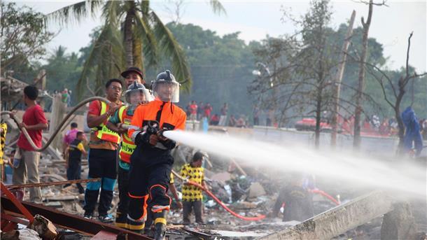 Tote und mehr als 100 Verletzte bei Explosion in Thailand In dem Gebäude sind Feuerwerkskörper gelagert worden.