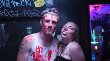 Zwei verkleidete Personen posieren für die Kamera.