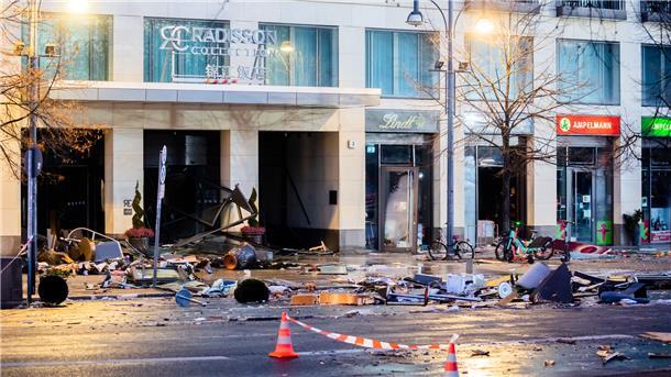 Riesenaquarium in Berliner Hotel geplatzt Trümmer liegen auf der Karl-Liebknecht-Straße vor einem Hotel.