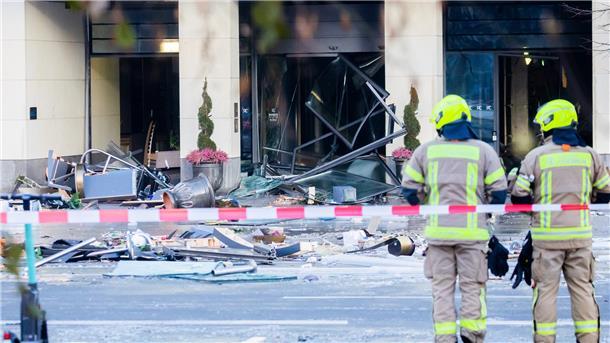Riesenaquarium am Berliner Dom geplatzt: zwei Verletzte Trümmer liegen auf der Karl-Liebknecht-Straße vor einem Hotel.