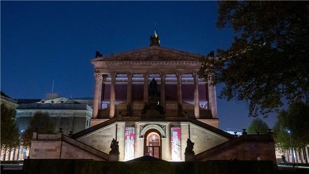 Berlin: Staatliche Museen wollen keine Taschen mehr erlauben In dem Museum habe am Sonntagnachmittag eine Person das verglaste Gemälde „Clown“ von Henri de Toulouse-Lautrec und die Wandbespannung mit einer Flüssigkeit beworfen und sich daneben an der Wand festgeklebt.