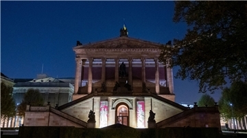 In dem Museum habe am Sonntagnachmittag eine Person das verglaste Gemälde „Clown“ von Henri de Toulouse-Lautrec und die Wandbespannung mit einer Flüssigkeit beworfen und sich daneben an der Wand festgeklebt.