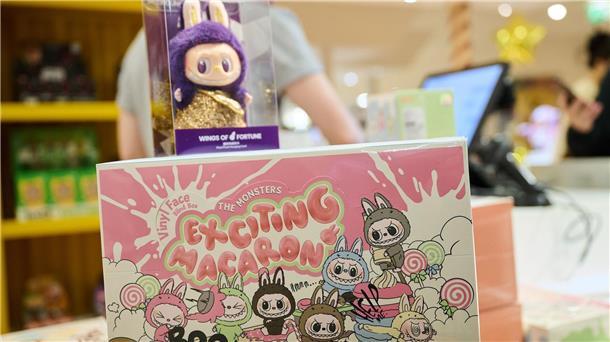 In dem neuen Pop Mart Store gibt es auch die beliebten Labubus.