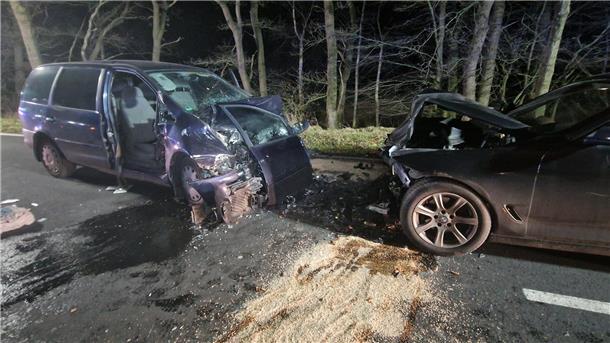 In dem VW Sharan saßen fünf Menschen. Einer davon musste nach dem Unfall mit einem hydraulischen Spreizer befreit werden.