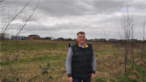 In den älteren Quartieren Nordenhams gibt es Parks: Friedeburgpark, Gateanlagen, Museumspark, Lutherplatz, Gut Schützfeld. Im Stadtsüden hingegen reiht sich Neubaugebiet an Neubaugebiet - ohne Natur dazwischen. Andreas Wedelich, Nordenhamer Kreistagsabgeordneter der Unabhängigen, schlägt deshalb vor, auf dem ehemaligen Klinikgelände der Natur Raum zu geben, statt die vier Hektar zu bebauen.