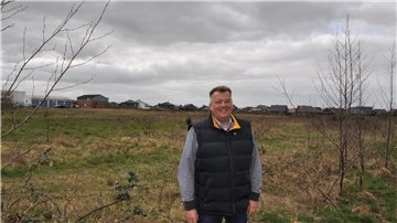 In den älteren Quartieren Nordenhams gibt es Parks: Friedeburgpark, Gateanlagen, Museumspark, Lutherplatz, Gut Schützfeld. Im Stadtsüden hingegen reiht sich Neubaugebiet an Neubaugebiet - ohne Natur dazwischen. Andreas Wedelich, Nordenhamer Kreistagsabgeordneter der Unabhängigen, schlägt deshalb vor, auf dem ehemaligen Klinikgelände der Natur Raum zu geben, statt die vier Hektar zu bebauen.
