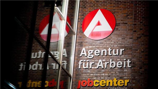 In den Arbeitsmarkt könnte weiter Bewegung kommen - denn viele Beschäftigte können sich einen Jobwechsel vorstellen.