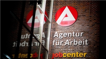 In den Arbeitsmarkt könnte weiter Bewegung kommen - denn viele Beschäftigte können sich einen Jobwechsel vorstellen.
