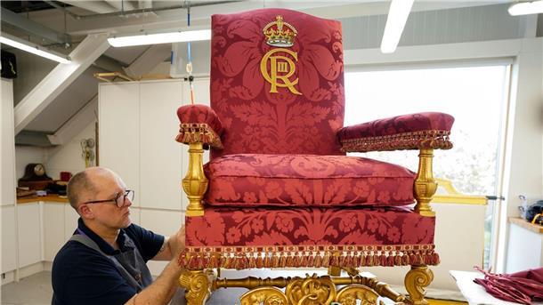 In den Frogmore-Werkstätten wird der Thronsessel für König Charles III. vorbereitet.