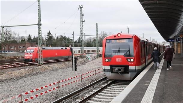 In den Hamburger Schulferien will die Deutsche Bahn mit dem Bau eines neuen Fernbahnsteigs am Diebsteich beginnen. (Archivbild)