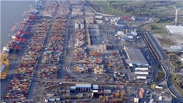 Blick auf den Containerterminal aus der Vogelperspektive. 