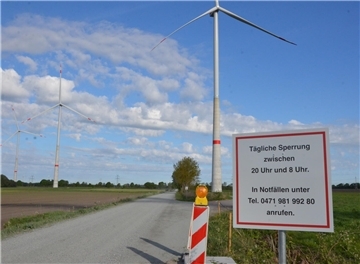 In den kommenden Tagen wird an der Gemeindestraße eine Schranke aufgestellt. Diese bleibt zwischen 20 Uhr und 8 Uhr in der Nacht geschlossen. Tagsüber wird die nah am Weg stehende Windkraftanlage abgestellt.