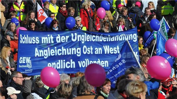 Lohnlücke zwischen Ost und West schwindet kaum In den letzten zehn Jahren lag die Lohnschere zwischen den neuen und alten Bundesländern bei über 800 Euro.